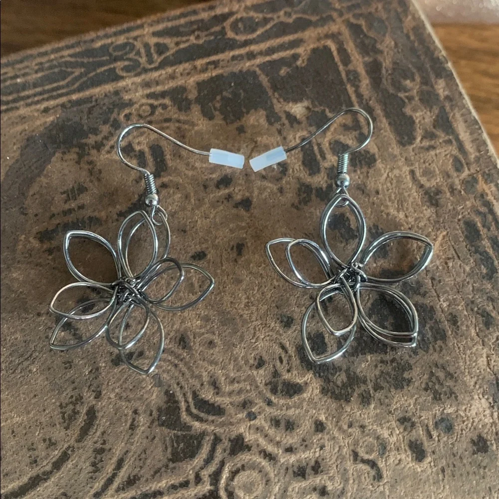 Elegant Silver toned Flower Earrings new